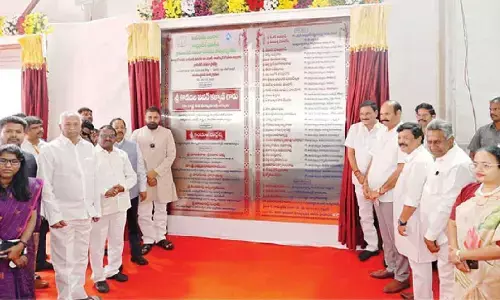 Pawan threatens ‘Yogi’ treatment to YSRCP leaders Pawan threatens ‘Yogi’ treatment to YSRCP leaders