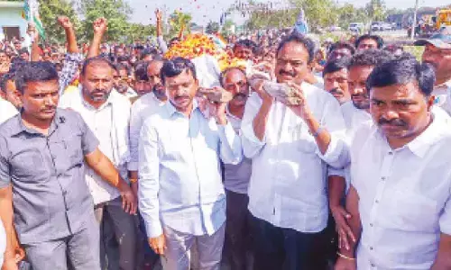 Ponguleti attends funeral of Cong leader killed in accident