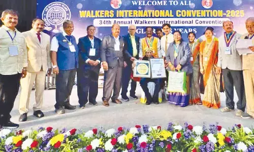 Kamal Baid receives Viswa Vikhyata Walker Mitra service award