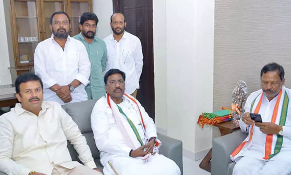 AICC secy meets Agri Min in Khammam AICC secy meets Agri Min in Khammam