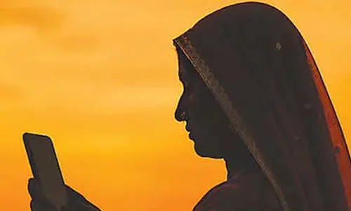 Raj panchayat bans camera phones for daughters-in-law