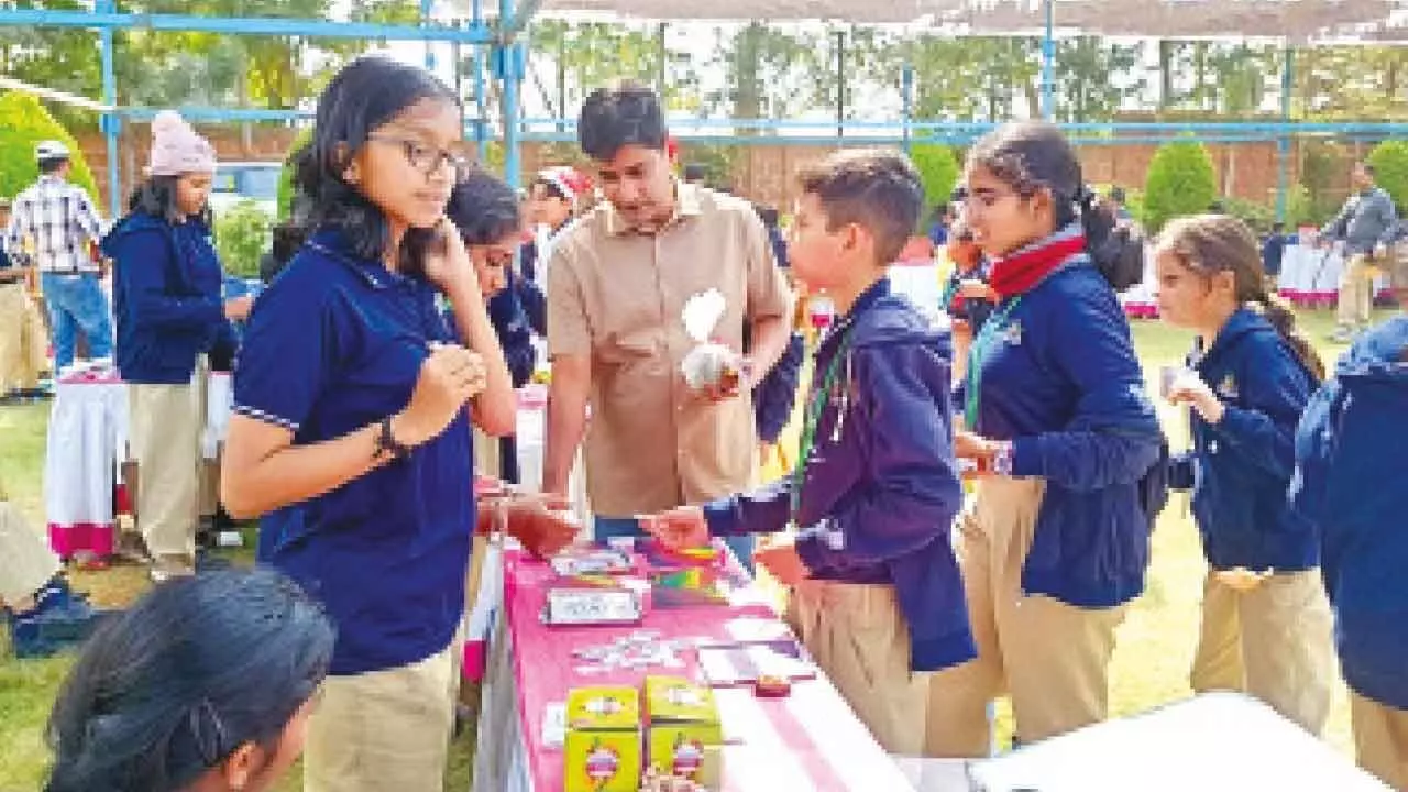 Students promoting sustainability and social responsibility Students promoting sustainability and social responsibility