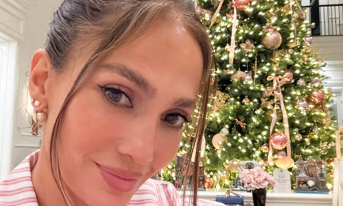 Jennifer Lopez celebrates Christmas in company of her loved ones Jennifer Lopez celebrates Christmas in company of her loved ones