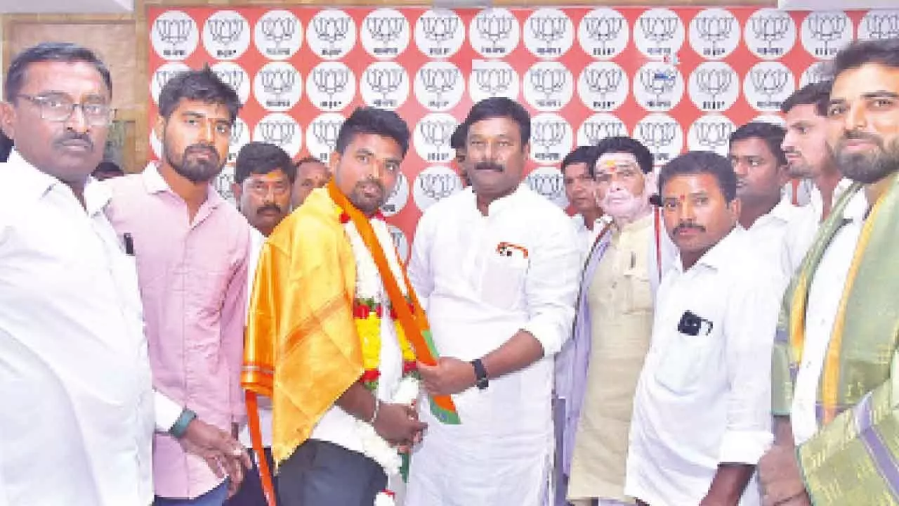 Lingapur thanda sarpanch quits Cong and joins BJP Lingapur thanda sarpanch quits Cong and joins BJP