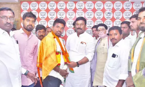 Lingapur thanda sarpanch quits Cong and joins BJP
