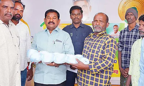 Minister distributes nets to fishermen