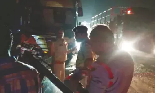 Four dead as car rams into bus on NH in Nandyal