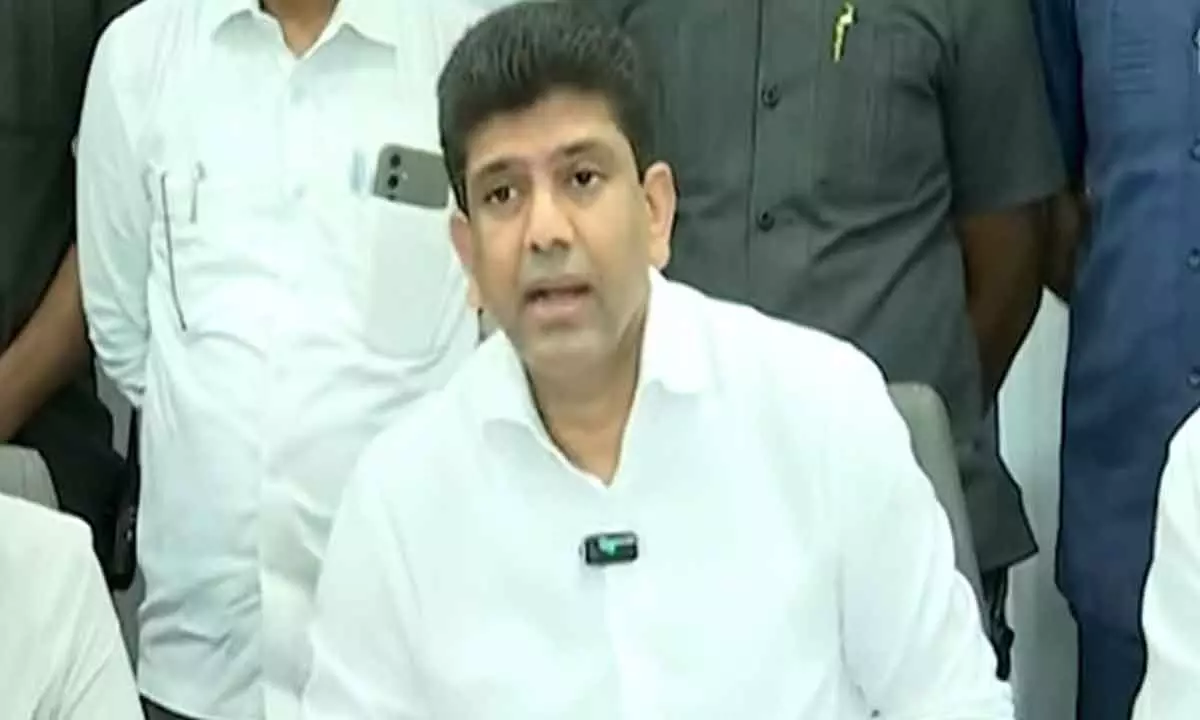 Deceased farmer’s kin protests minister Pemmasani visit Deceased farmer’s kin protests minister Pemmasani visit