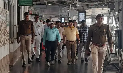 DRM makes surprise inspection of Vizag RLY station