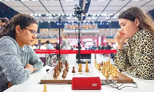 World Rapid chess: Humpy in joint lead