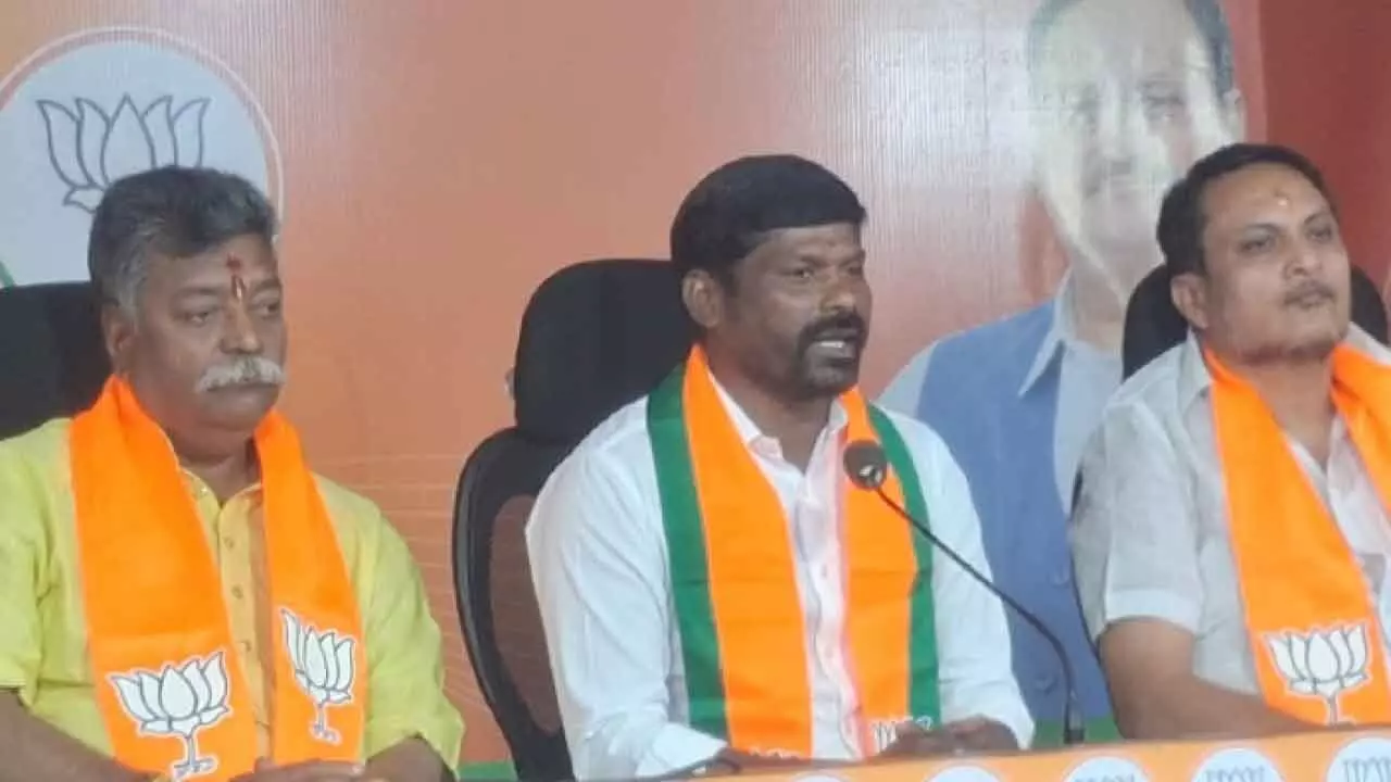 BJP neta takes a jibe at KTR’s obsession with SM platforms BJP neta takes a jibe at KTR’s obsession with SM platforms