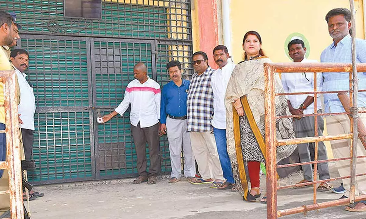 Collector inspects EVM strong rooms in Nandyal Collector inspects EVM strong rooms in Nandyal