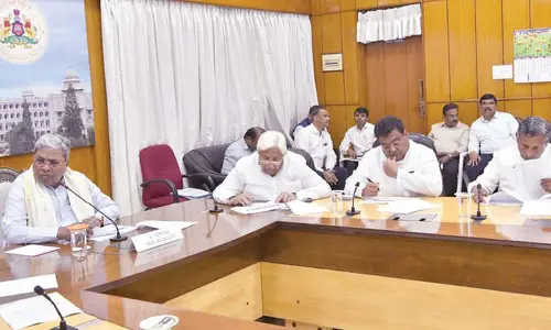 Siddaramaiah reviews progress of infrastructure and railway projects