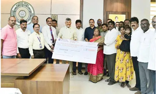 CM hands over Rs 1 cr cheque to kin of deceased excise cop