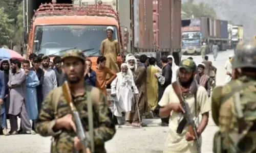 Daily wage workers, porters in Pakistan facing financial problems due to Torkham border closure