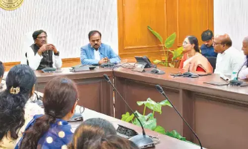 Vivek sets NewYear agenda for labour, employment depts