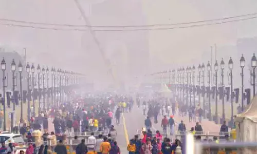 Delhi rings in New Year with chilly weather, very poor air Delhi rings in New Year with chilly weather, very poor air