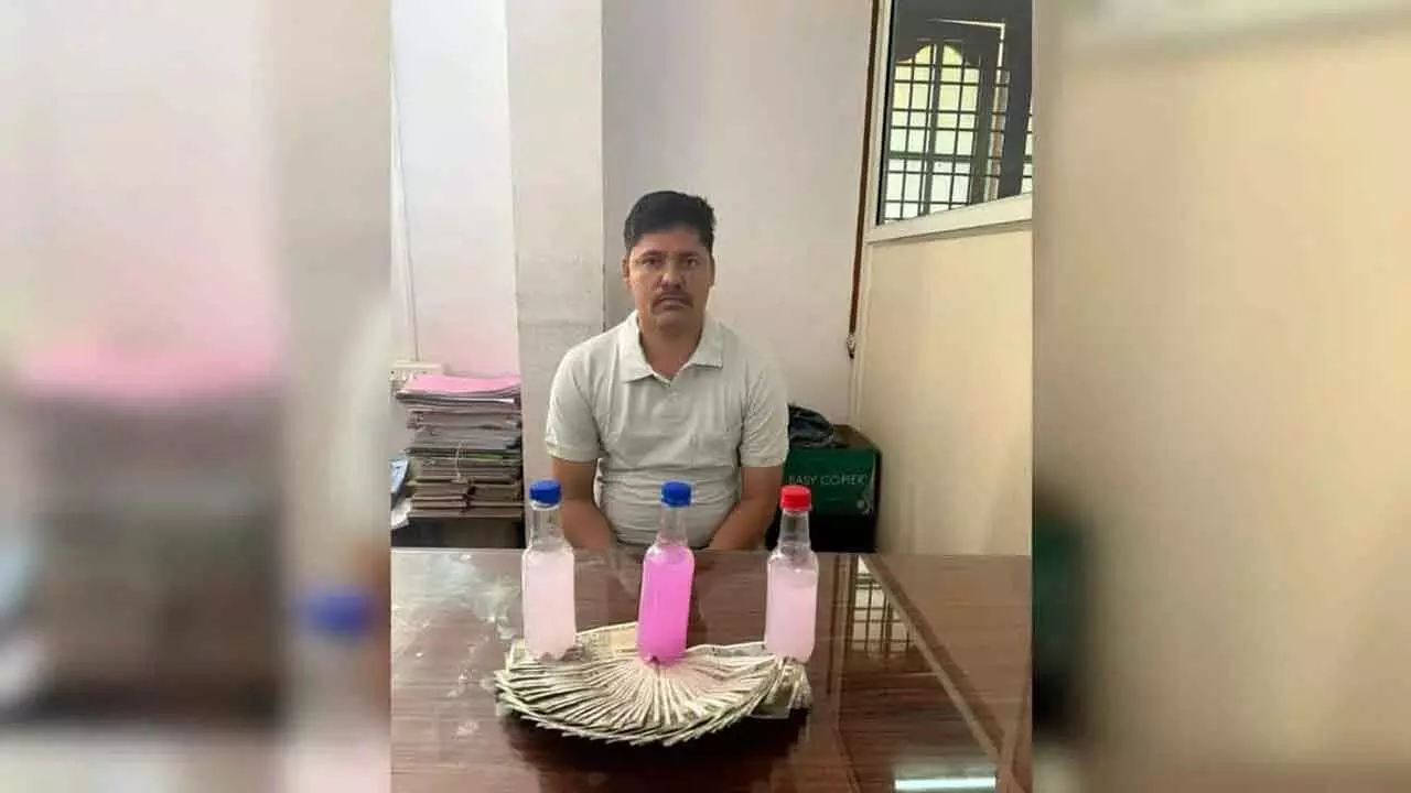 Cyberabad SI trapped by ACB for accepting `20,000 bribe Cyberabad SI trapped by ACB for accepting `20,000 bribe