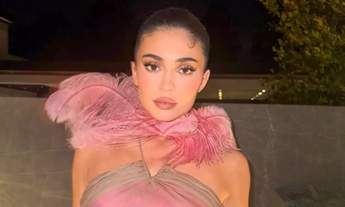 Kylie Jenner sets mercury soaring as she sizzles in gold metallic bikini Kylie Jenner sets mercury soaring as she sizzles in gold metallic bikini