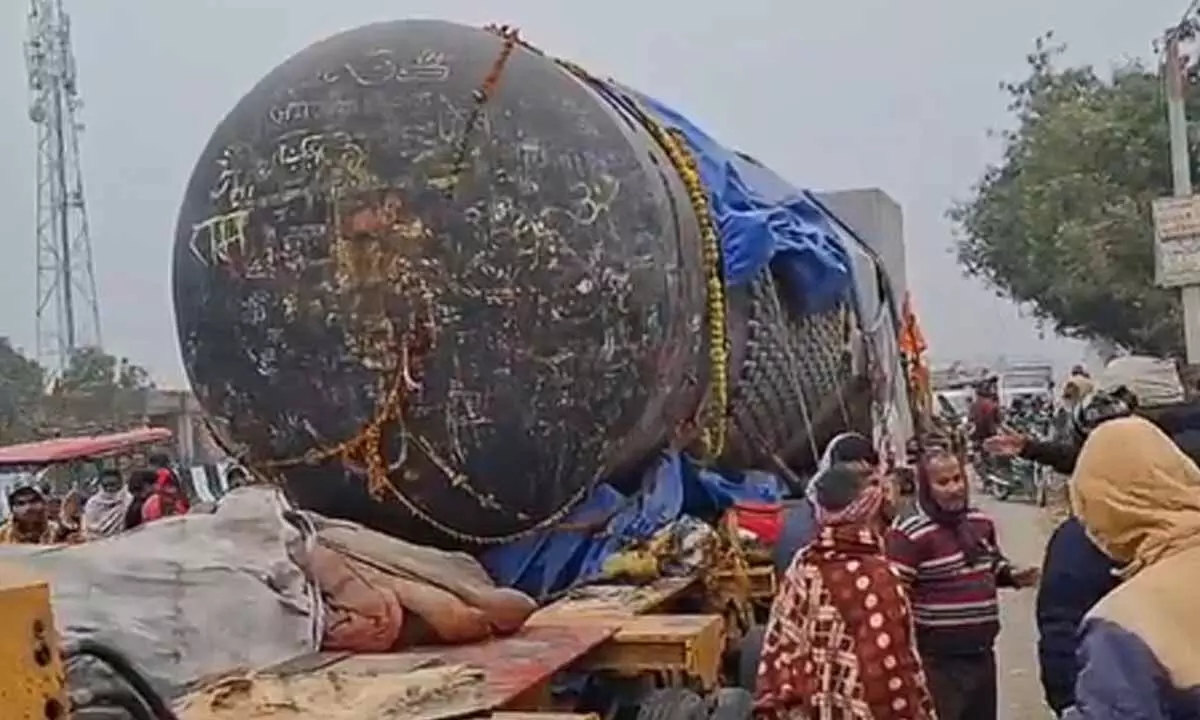 Worlds largest Shivling reaches Bihars Gopalganj; officials face challenges in further transportation Worlds largest Shivling reaches Bihars Gopalganj; officials face challenges in further transportation