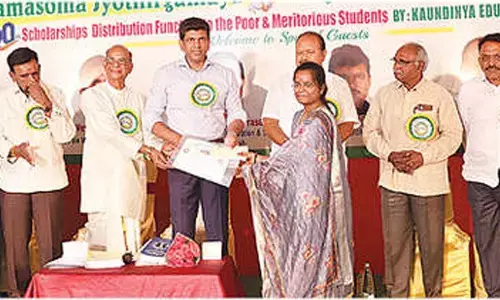 Pemmasani distributes scholarships to students