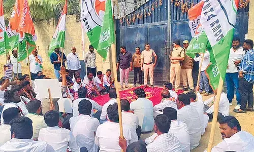 Cong leaders stage protest at KCR’s farmhouse at Erravalli Cong leaders stage protest at KCR’s farmhouse at Erravalli