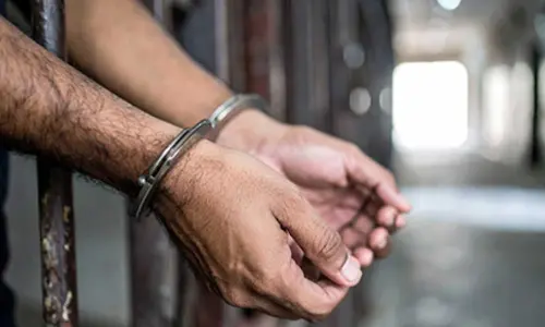 Revenue employee caught red-handed while taking bribe in Bihar’s Sheohar