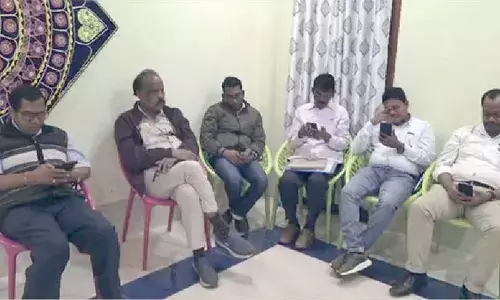 Collector denies entry to late-arriving officers