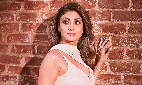Shilpa Shetty kickstarts the week with some mobility exercises