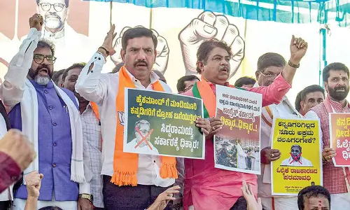 BJP holds protest against giving houses to Kogilu oustees