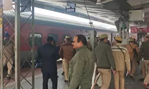 Panic erupts on Gorakhpur-Lokmanya Tilak train following bomb threat, probe on
