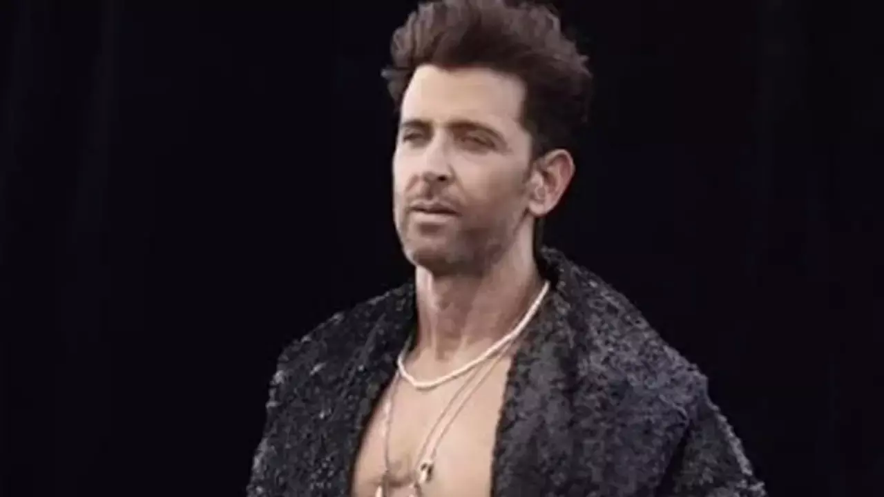 Hrithik Roshan sets social media ablaze with chiselled BTS glimpse Hrithik Roshan sets social media ablaze with chiselled BTS glimpse