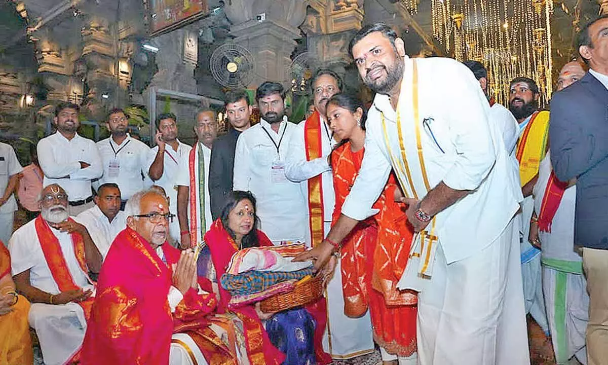 Mauritius President prays at Srikalahasti, Tiruchanoor Mauritius President prays at Srikalahasti, Tiruchanoor