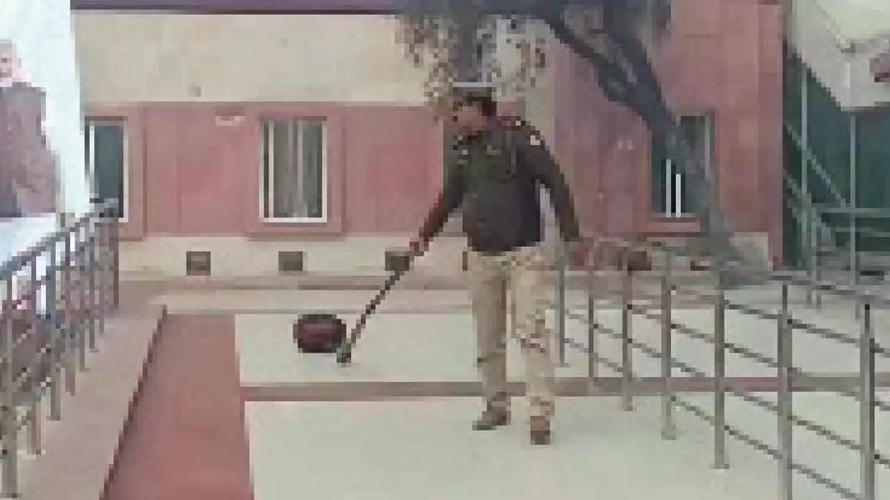 Bomb threat triggers panic at Mau rly station Bomb threat triggers panic at Mau rly station