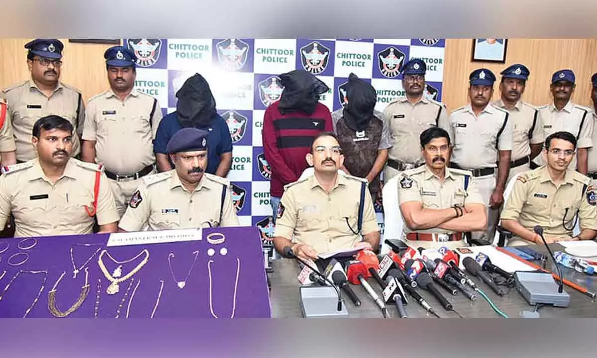 Interstate gang held, Rs 50L booty recovered Interstate gang held, Rs 50L booty recovered