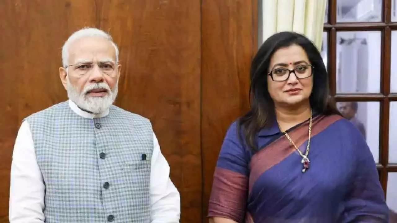 Former MP Sumalatha eyes political comeback Former MP Sumalatha eyes political comeback