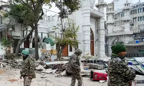 Stone-Pelting Near Delhi Mosque During Demolition: Police Identify 30 Suspects Through CCTV Stone-Pelting Near Delhi Mosque During Demolition: Police Identify 30 Suspects Through CCTV