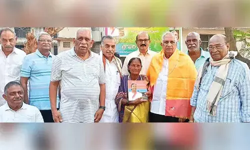 Sanitation worker unveils a book on Prez Murmu Sanitation worker unveils a book on Prez Murmu