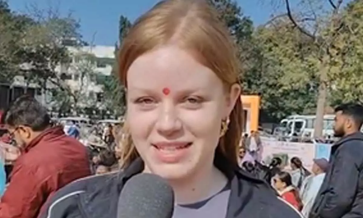 Gujarat: Flyers from abroad express enthusiasm at International Kite Festival Gujarat: Flyers from abroad express enthusiasm at International Kite Festival