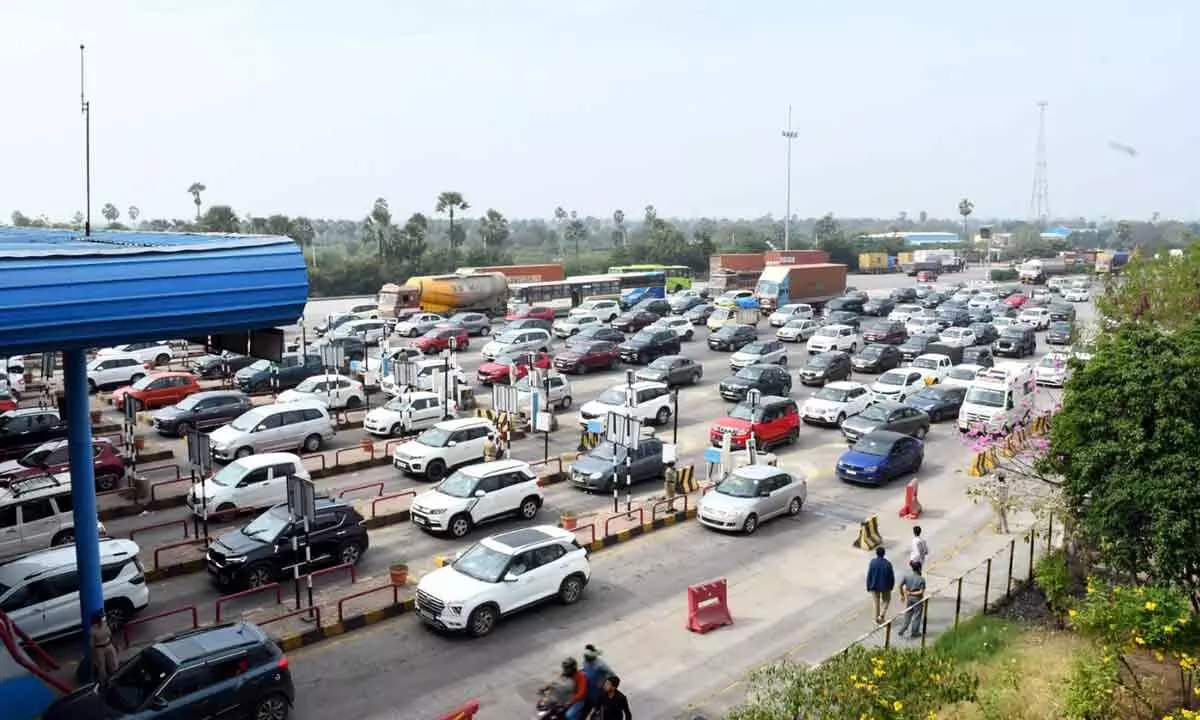 Heavy Traffic on Hyderabad-Vijayawada Highway Ahead of Sankranthi Heavy Traffic on Hyderabad-Vijayawada Highway Ahead of Sankranthi