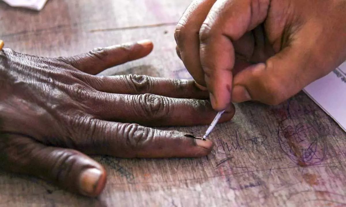 महाराष्ट्र नगरपालिका निवडणुका २०२६: प्रचार शिगेला पोहोचल्याने १५ जानेवारी सुट्टी जाहीर, भाजप अद्याप ...