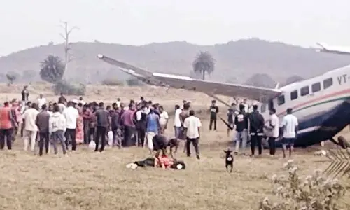 6 hurt as small plane makes emergency landing 6 hurt as small plane makes emergency landing