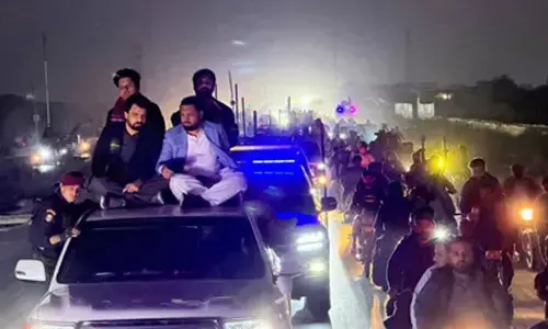 Police detains PTI workers in Karachi as clashes erupt before public gathering Police detains PTI workers in Karachi as clashes erupt before public gathering