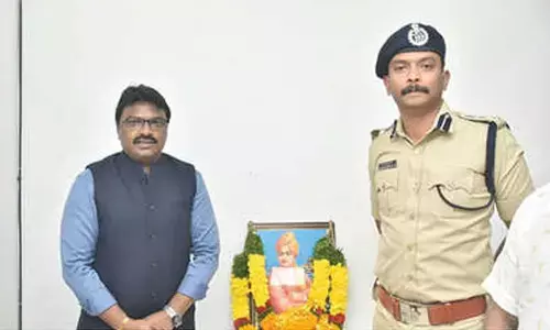Collector, SP pay tributes to Swami Vivekananda