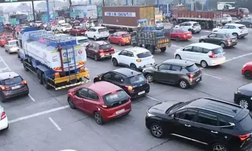 Sankranthi Traffic continues on Hyderabad-Vijayawada Highway