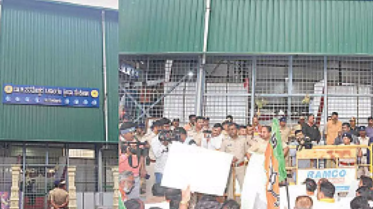 Two kidnapped schoolchildren rescued safely after accident in Uttara Kannada Two kidnapped schoolchildren rescued safely after accident in Uttara Kannada