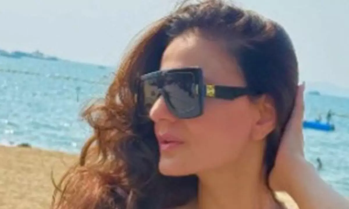 Ameesha Patels rumoured BF Kunal Goomer congratulates her on her 26 years in Bollywood Ameesha Patels rumoured BF Kunal Goomer congratulates her on her 26 years in Bollywood