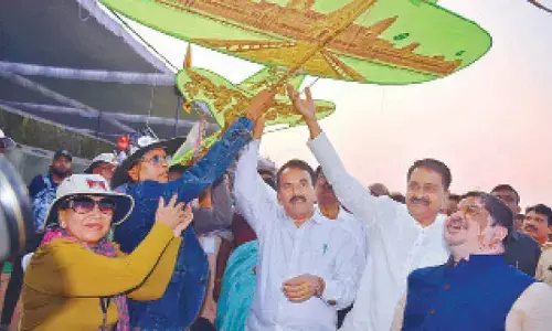 Soaring kites, delicious sweets: Three-day Kite and Sweet Festival begins with a bang Soaring kites, delicious sweets: Three-day Kite and Sweet Festival begins with a bang