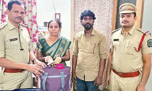 Cops handover stolen gold jewellery bag to rightful owner