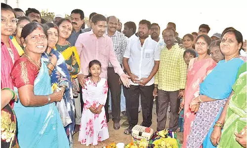 Sea of humanity turns out at Penna river